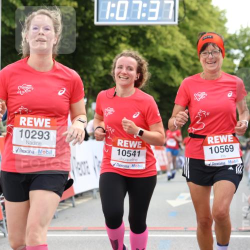 08.06.2024 - REWE Women's Run Strokosch-Dieckow http://msf.ph/oto/6256749 09.06.2024 10:08:06 Ziel 10293, 10294, 10321, 10378, 10541, 10569 meine-sportfotos.de