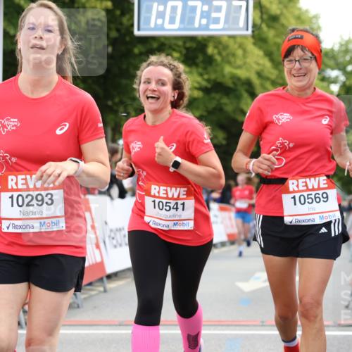 08.06.2024 - REWE Women's Run Strokosch-Dieckow http://msf.ph/oto/6256781 09.06.2024 10:08:06 Ziel 10293, 10294, 10321, 10378, 10541, 10569 meine-sportfotos.de