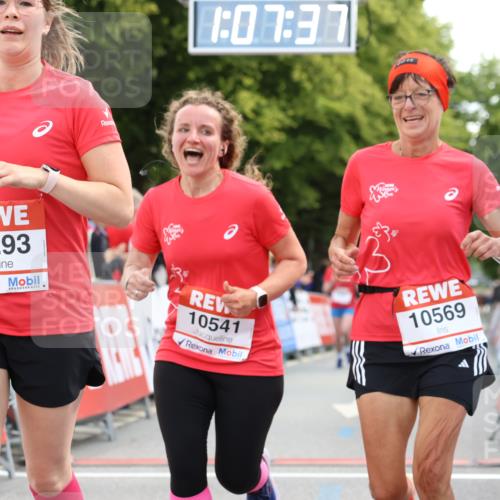 08.06.2024 - REWE Women's Run Strokosch-Dieckow http://msf.ph/oto/6256786 09.06.2024 10:08:06 Ziel 10293, 10294, 10321, 10378, 10541, 10569 meine-sportfotos.de