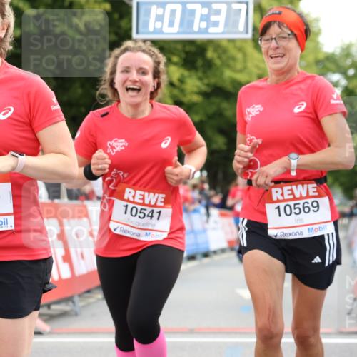 08.06.2024 - REWE Women's Run Strokosch-Dieckow http://msf.ph/oto/6256821 09.06.2024 10:08:06 Ziel 10293, 10294, 10321, 10378, 10541, 10569 meine-sportfotos.de