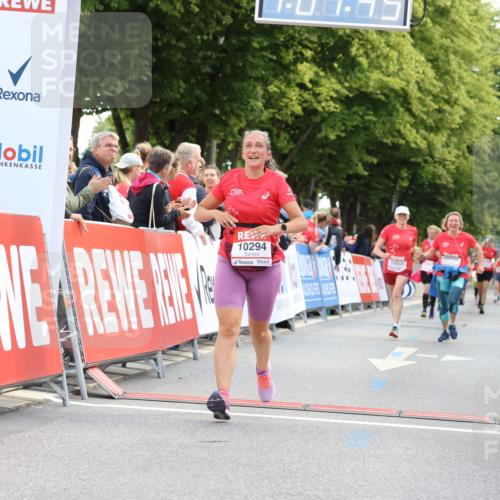 08.06.2024 - REWE Women's Run Strokosch-Dieckow http://msf.ph/oto/6257034 09.06.2024 10:08:14 Ziel 10294, 10321, 10371, 10501, 10545 meine-sportfotos.de