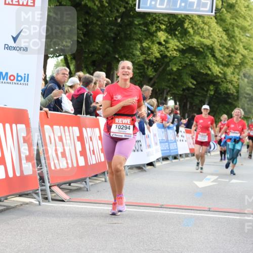 08.06.2024 - REWE Women's Run Strokosch-Dieckow http://msf.ph/oto/6257065 09.06.2024 10:08:14 Ziel 10294, 10321, 10371, 10501, 10545 meine-sportfotos.de