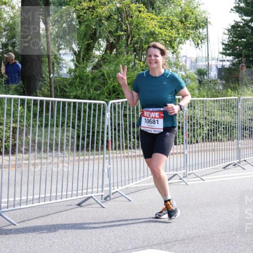 08.06.2024 - REWE Women's Run Strokosch-Dieckow http://msf.ph/oto/6257077 09.06.2024 09:48:02 Laufen 10681 meine-sportfotos.de