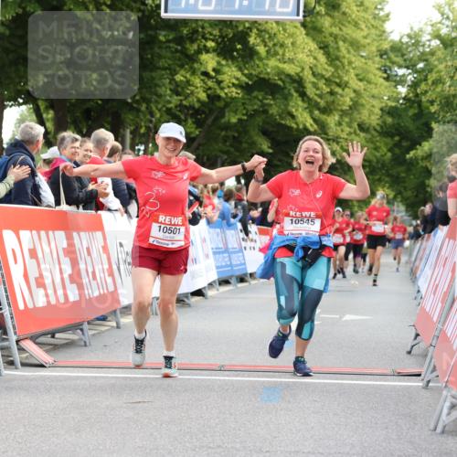 08.06.2024 - REWE Women's Run Strokosch-Dieckow http://msf.ph/oto/6257093 09.06.2024 10:08:18 Ziel 10110, 10294, 10324, 10371, 10501, 10545 meine-sportfotos.de
