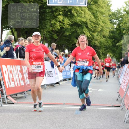 08.06.2024 - REWE Women's Run Strokosch-Dieckow http://msf.ph/oto/6257118 09.06.2024 10:08:18 Ziel 10110, 10294, 10324, 10371, 10501, 10545 meine-sportfotos.de