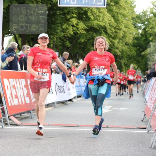 08.06.2024 - REWE Women's Run Strokosch-Dieckow http://msf.ph/oto/6257125 09.06.2024 10:08:18 Ziel 10110, 10294, 10324, 10371, 10501, 10545 meine-sportfotos.de