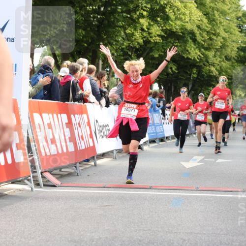 08.06.2024 - REWE Women's Run Strokosch-Dieckow http://msf.ph/oto/6257146 09.06.2024 10:08:21 Ziel 10081, 10110, 10142, 10315, 10324, 10371, 10501, 10545, 10792 meine-sportfotos.de