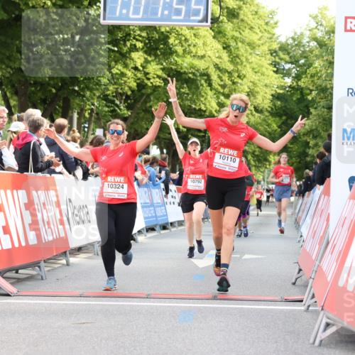 08.06.2024 - REWE Women's Run Strokosch-Dieckow http://msf.ph/oto/6257189 09.06.2024 10:08:24 Ziel 10081, 10110, 10142, 10315, 10324, 10371, 10685, 10710, 10792 meine-sportfotos.de
