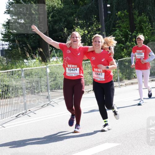 08.06.2024 - REWE Women's Run Strokosch-Dieckow http://msf.ph/oto/6257631 09.06.2024 09:51:44 Laufen 10424, 10641, 10068, 1061 meine-sportfotos.de