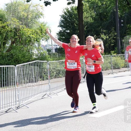 08.06.2024 - REWE Women's Run Strokosch-Dieckow http://msf.ph/oto/6257639 09.06.2024 09:51:45 Laufen 10424, 10641, 10068, 106 meine-sportfotos.de