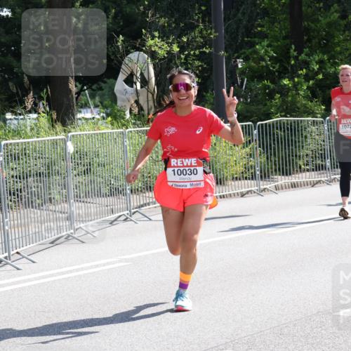 08.06.2024 - REWE Women's Run Strokosch-Dieckow http://msf.ph/oto/6257943 09.06.2024 09:53:20 Laufen 10030, 10728, 10442 meine-sportfotos.de