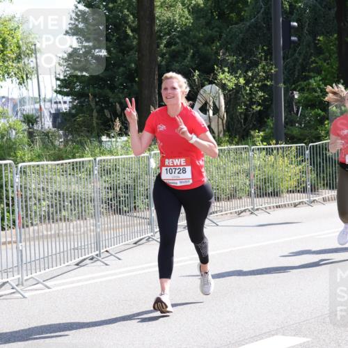 08.06.2024 - REWE Women's Run Strokosch-Dieckow http://msf.ph/oto/6257953 09.06.2024 09:53:23 Laufen 10728, 10442, 10528 meine-sportfotos.de