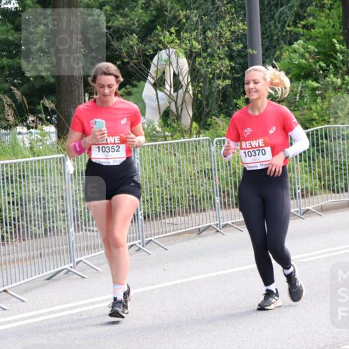 08.06.2024 - REWE Women's Run Strokosch-Dieckow http://msf.ph/oto/6258951 09.06.2024 09:58:10 Laufen 10352, 10370 meine-sportfotos.de