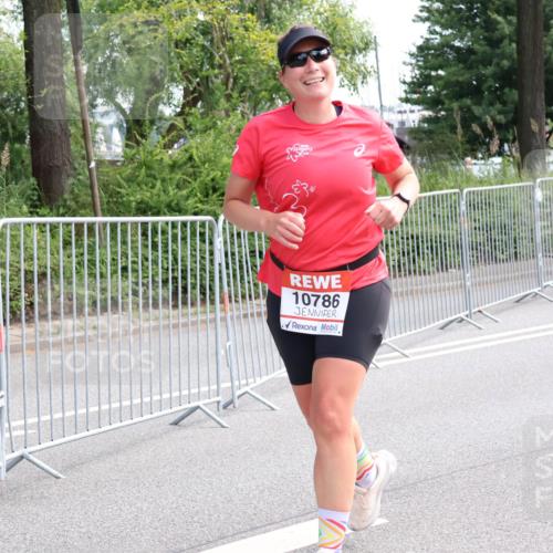08.06.2024 - REWE Women's Run Strokosch-Dieckow http://msf.ph/oto/6258975 09.06.2024 09:58:20 Laufen 10786 meine-sportfotos.de