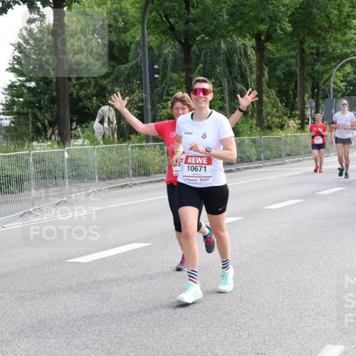 08.06.2024 - REWE Women's Run Strokosch-Dieckow http://msf.ph/oto/6259945 09.06.2024 10:01:00 Laufen 10671 meine-sportfotos.de