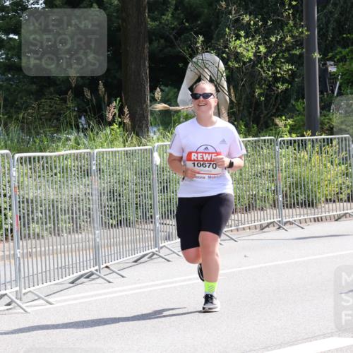 08.06.2024 - REWE Women's Run Strokosch-Dieckow http://msf.ph/oto/6260393 09.06.2024 10:03:54 Laufen 10670 meine-sportfotos.de