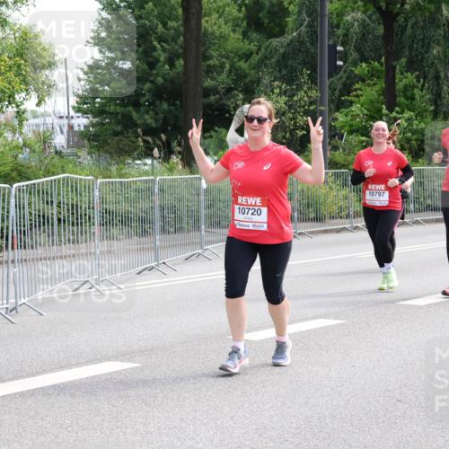 08.06.2024 - REWE Women's Run Strokosch-Dieckow http://msf.ph/oto/6260951 09.06.2024 10:07:14 Laufen 10720, 10796, 10797 meine-sportfotos.de