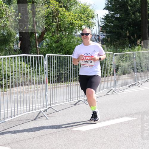 08.06.2024 - REWE Women's Run Strokosch-Dieckow http://msf.ph/oto/6261785 09.06.2024 10:03:56 Laufen 10670 meine-sportfotos.de