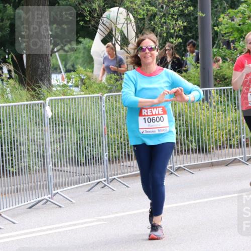 08.06.2024 - REWE Women's Run Strokosch-Dieckow http://msf.ph/oto/6262062 09.06.2024 10:06:57 Laufen 10600, 10150 meine-sportfotos.de