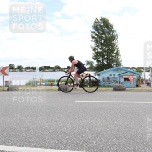 16.06.2024 - 26. Vierlanden-Triathlon Jannik Wohlers http://msf.ph/oto/6267980 16.06.2024 11:28:44 Radfahren 90, 501, 533, 575 meine-sportfotos.de