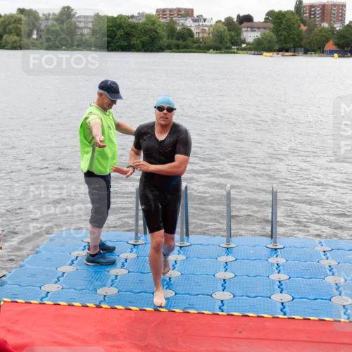 16.06.2024 - 7 Türme Triathlon MichiJ http://msf.ph/oto/6271621 16.06.2024 12:02:17 Schwimmen 345, 403 meine-sportfotos.de