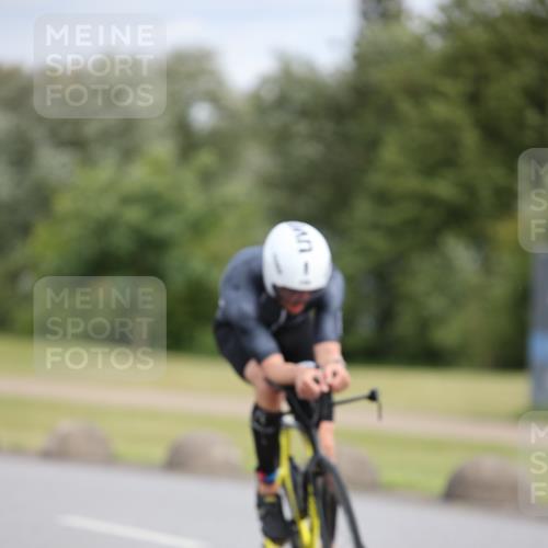 16.06.2024 - 26. Vierlanden-Triathlon Jannik Wohlers http://msf.ph/oto/6273463 16.06.2024 11:15:04 Radfahren 5, 12, 25, 27, 58, 98, 105, 419 meine-sportfotos.de