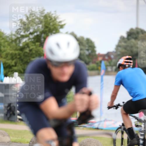 16.06.2024 - 26. Vierlanden-Triathlon Jannik Wohlers http://msf.ph/oto/6276401 16.06.2024 11:18:09 Radfahren 25, 83, 105, 359, 370, 438, 470 meine-sportfotos.de