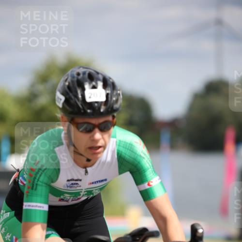 16.06.2024 - 26. Vierlanden-Triathlon Jannik Wohlers http://msf.ph/oto/6281380 16.06.2024 11:21:51 Radfahren 27, 47, 98, 106, 207, 398 meine-sportfotos.de