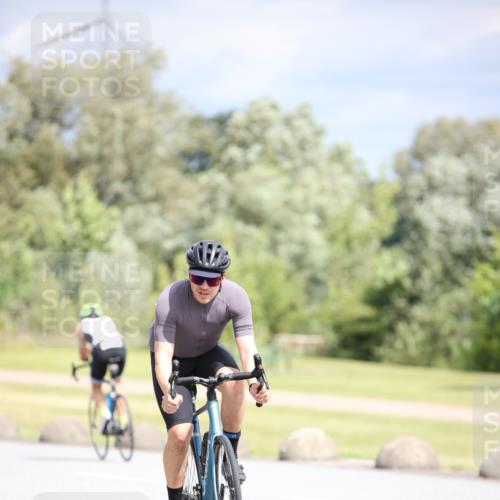16.06.2024 - 26. Vierlanden-Triathlon Jannik Wohlers http://msf.ph/oto/6281634 16.06.2024 11:23:14 Radfahren 45, 202, 203, 577 meine-sportfotos.de