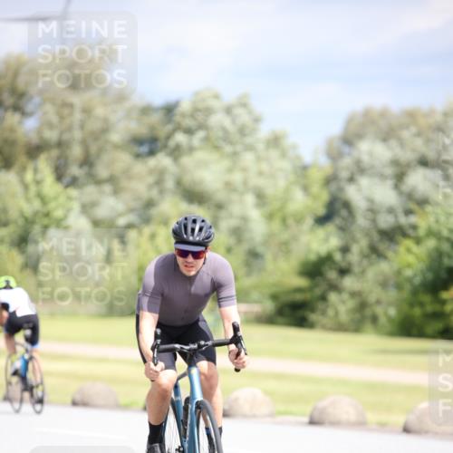 16.06.2024 - 26. Vierlanden-Triathlon Jannik Wohlers http://msf.ph/oto/6281673 16.06.2024 11:23:14 Radfahren 45, 202, 203, 577 meine-sportfotos.de