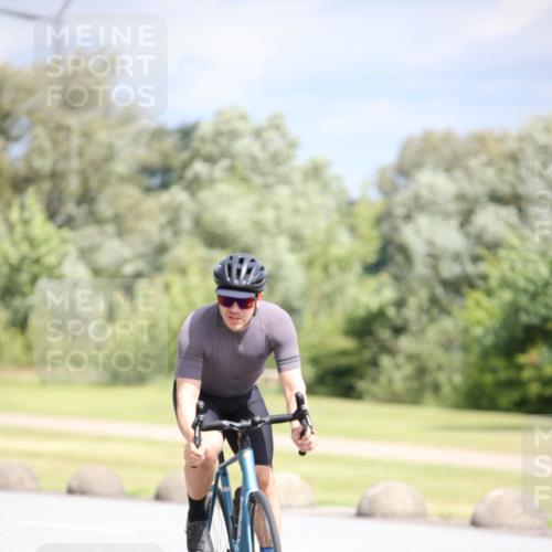 16.06.2024 - 26. Vierlanden-Triathlon Jannik Wohlers http://msf.ph/oto/6281690 16.06.2024 11:23:14 Radfahren 45, 202, 203, 577 meine-sportfotos.de