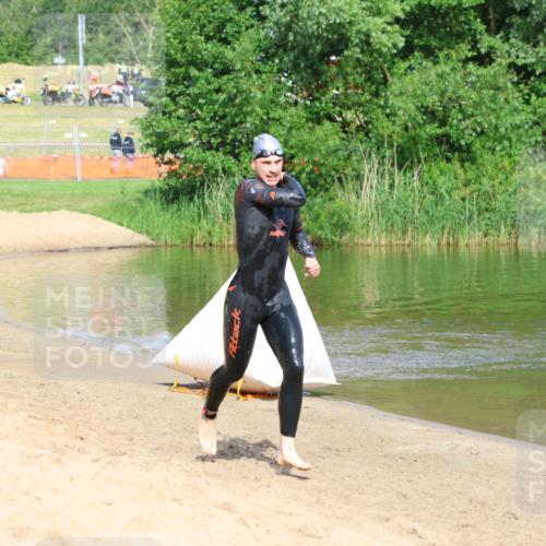 16.06.2024 - 26. Vierlanden-Triathlon Strokosch-Dieckow http://msf.ph/oto/6286675 16.06.2024 09:32:15 Schwimmen 62, 62 meine-sportfotos.de