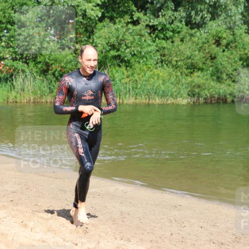 16.06.2024 - 26. Vierlanden-Triathlon Strokosch-Dieckow http://msf.ph/oto/6296035 16.06.2024 09:40:15 Schwimmen 1, 1 meine-sportfotos.de
