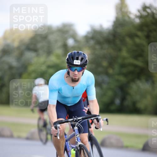 16.06.2024 - 26. Vierlanden-Triathlon Jannik Wohlers http://msf.ph/oto/6296720 16.06.2024 11:37:59 Radfahren 1, 3, 142, 174, 316, 383, 614 meine-sportfotos.de