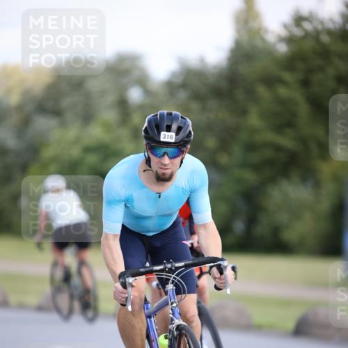 16.06.2024 - 26. Vierlanden-Triathlon Jannik Wohlers http://msf.ph/oto/6296724 16.06.2024 11:37:59 Radfahren 1, 3, 142, 174, 316, 383, 614 meine-sportfotos.de