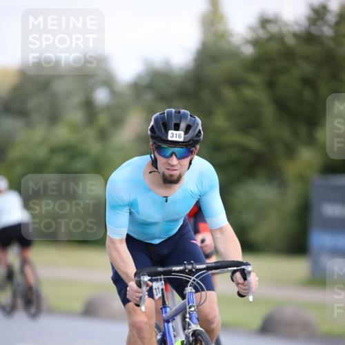 16.06.2024 - 26. Vierlanden-Triathlon Jannik Wohlers http://msf.ph/oto/6296734 16.06.2024 11:37:59 Radfahren 1, 3, 142, 174, 316, 383, 614 meine-sportfotos.de