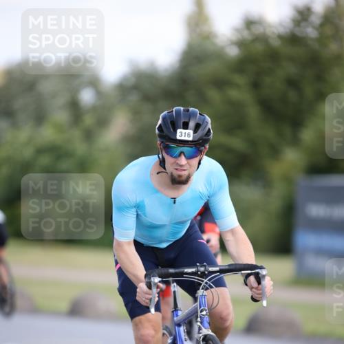 16.06.2024 - 26. Vierlanden-Triathlon Jannik Wohlers http://msf.ph/oto/6296737 16.06.2024 11:37:59 Radfahren 1, 3, 142, 174, 316, 383, 614 meine-sportfotos.de