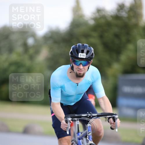 16.06.2024 - 26. Vierlanden-Triathlon Jannik Wohlers http://msf.ph/oto/6296741 16.06.2024 11:37:59 Radfahren 1, 3, 142, 174, 316, 383, 614 meine-sportfotos.de