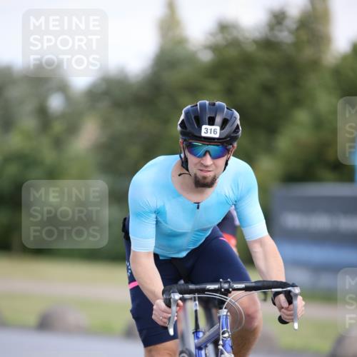 16.06.2024 - 26. Vierlanden-Triathlon Jannik Wohlers http://msf.ph/oto/6296747 16.06.2024 11:37:59 Radfahren 1, 3, 142, 174, 316, 383, 614 meine-sportfotos.de