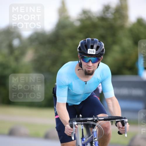 16.06.2024 - 26. Vierlanden-Triathlon Jannik Wohlers http://msf.ph/oto/6296749 16.06.2024 11:37:59 Radfahren 1, 3, 142, 174, 316, 383, 614 meine-sportfotos.de