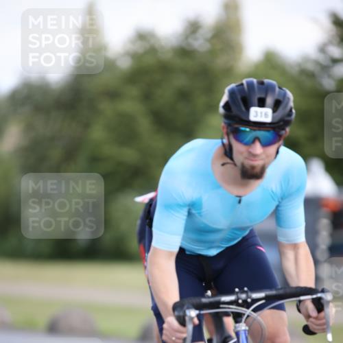 16.06.2024 - 26. Vierlanden-Triathlon Jannik Wohlers http://msf.ph/oto/6296759 16.06.2024 11:37:59 Radfahren 1, 3, 142, 174, 316, 383, 614 meine-sportfotos.de