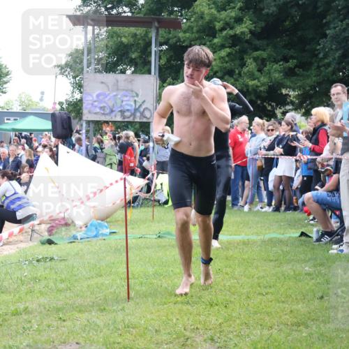 16.06.2024 - 26. Vierlanden-Triathlon Lena Gebhardt http://msf.ph/oto/6300527 16.06.2024 11:00:02 Schwimmen 232, 242, 246, 248, 261, 284, 286, 335, 337, 344, 232, 242, 246, 248, 261, 284, 286, 335, 337, 344 meine-sportfotos.de