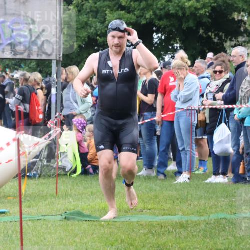 16.06.2024 - 26. Vierlanden-Triathlon Lena Gebhardt http://msf.ph/oto/6301056 16.06.2024 11:01:19 Schwimmen 350, 350 meine-sportfotos.de