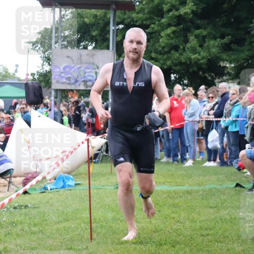 16.06.2024 - 26. Vierlanden-Triathlon Lena Gebhardt http://msf.ph/oto/6301076 16.06.2024 11:01:21 Schwimmen 350, 350 meine-sportfotos.de