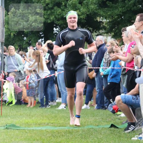 16.06.2024 - 26. Vierlanden-Triathlon Lena Gebhardt http://msf.ph/oto/6301112 16.06.2024 11:01:48 Schwimmen 307, 393, 307, 393 meine-sportfotos.de