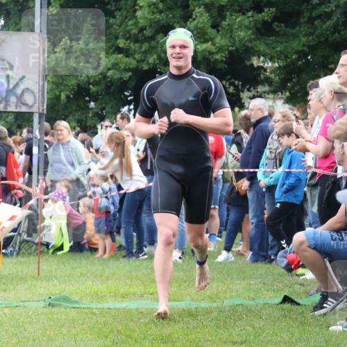 16.06.2024 - 26. Vierlanden-Triathlon Lena Gebhardt http://msf.ph/oto/6301116 16.06.2024 11:01:49 Schwimmen 307, 393, 307, 393 meine-sportfotos.de