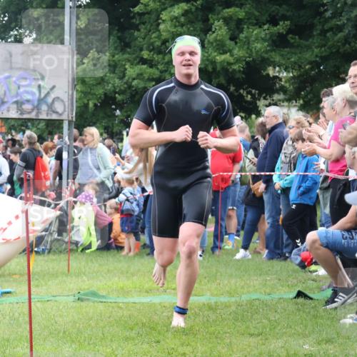 16.06.2024 - 26. Vierlanden-Triathlon Lena Gebhardt http://msf.ph/oto/6301118 16.06.2024 11:01:49 Schwimmen 307, 393, 307, 393 meine-sportfotos.de