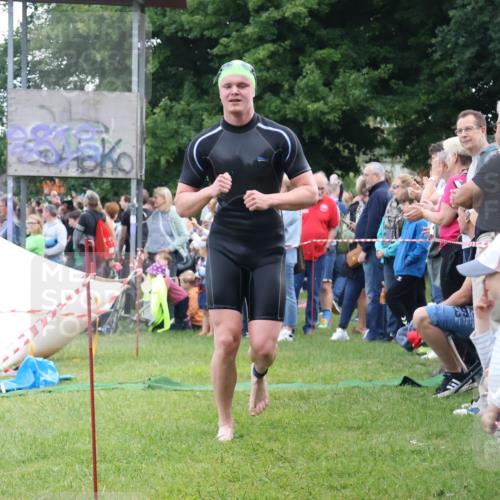 16.06.2024 - 26. Vierlanden-Triathlon Lena Gebhardt http://msf.ph/oto/6301125 16.06.2024 11:01:50 Schwimmen 307, 393, 307, 393 meine-sportfotos.de
