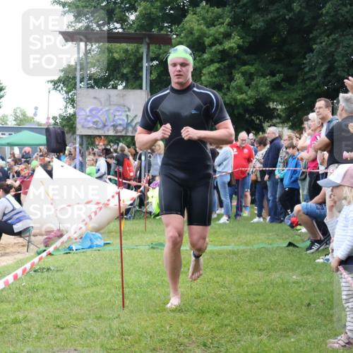 16.06.2024 - 26. Vierlanden-Triathlon Lena Gebhardt http://msf.ph/oto/6301139 16.06.2024 11:01:50 Schwimmen 307, 393, 307, 393 meine-sportfotos.de