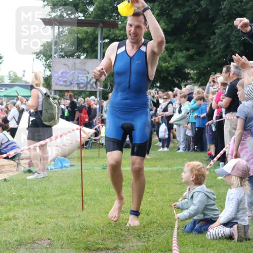 16.06.2024 - 26. Vierlanden-Triathlon Lena Gebhardt http://msf.ph/oto/6301319 16.06.2024 11:04:36 Schwimmen 358, 411, 446, 358, 411, 446 meine-sportfotos.de